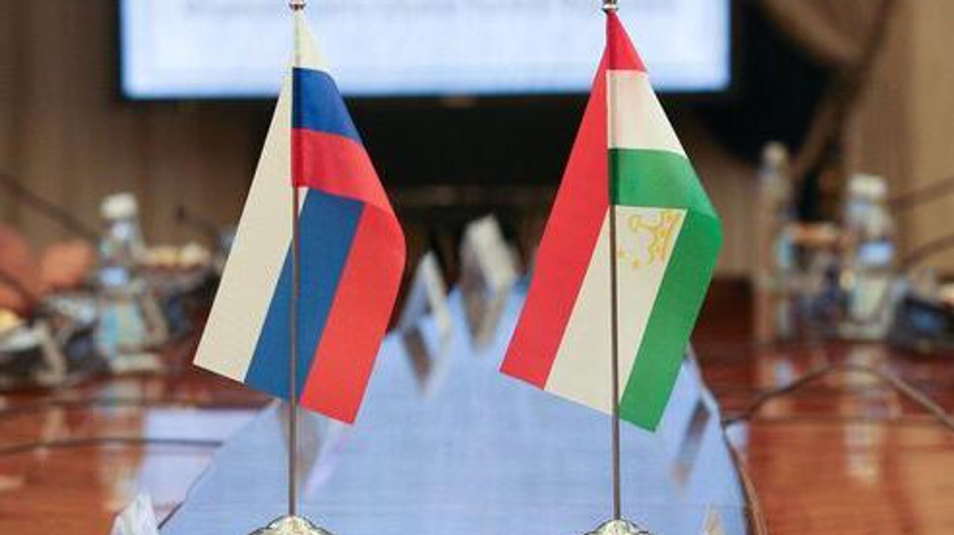 Флаги на переговорах верхних палат парламентов России и Таджикистана - Sputnik Таджикистан, 1920, 29.09.2023