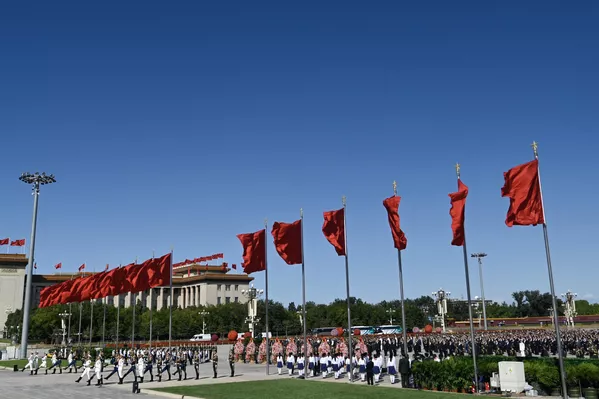 Китайские почетные караулы стоят в строю во время церемонии возложения венков к памятнику народным героям в честь павших национальных героев. - Sputnik Таджикистан