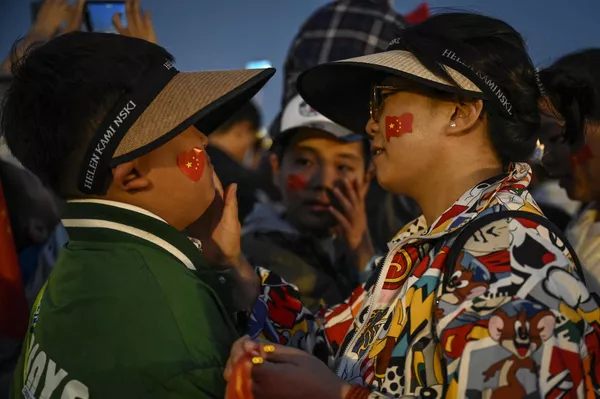 Люди в день празднования Национального дня Китая на площади Тяньаньмэнь в Пекине. - Sputnik Таджикистан