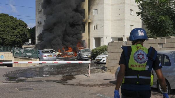 Горящие автомобили в Ашкелоне в результате атаки Палестины 7 октября 2023 года - Sputnik Тоҷикистон