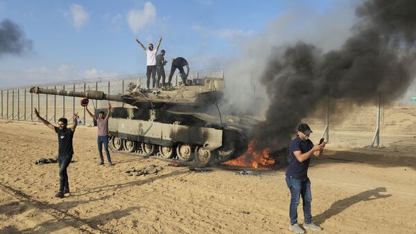 Палестинцы окло захваченного израильского танка - Sputnik Тоҷикистон