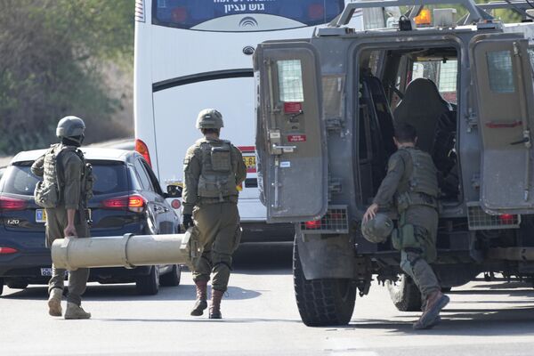 Израильские солдаты готовятся защищать свою территорию возле Ашкелона, Израиль. - Sputnik Таджикистан