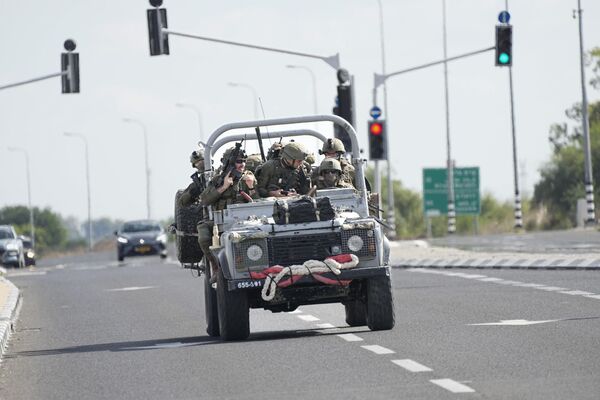 Израильские солдаты направляются на юг от Ашкелона. - Sputnik Таджикистан