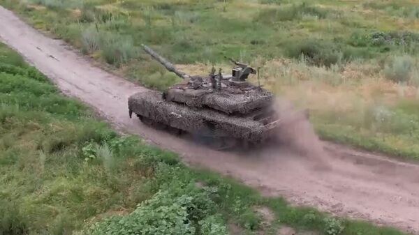Боевая работа экипажа танка Т-90М Прорыв ЗВО - Sputnik Таджикистан