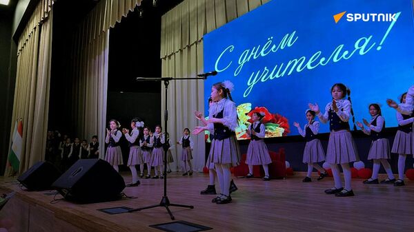 На двух языках: праздник учителей и День таджикского языка в школе им. Чехова - Sputnik Таджикистан