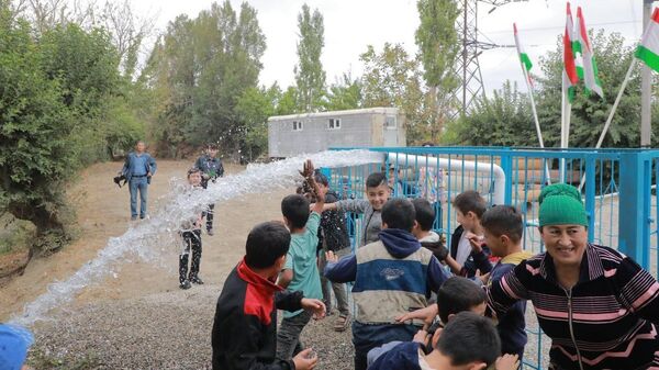 Обеспечение питьевой водой жителей села Кахрамон Бободжон Гафуровского района - Sputnik Таджикистан