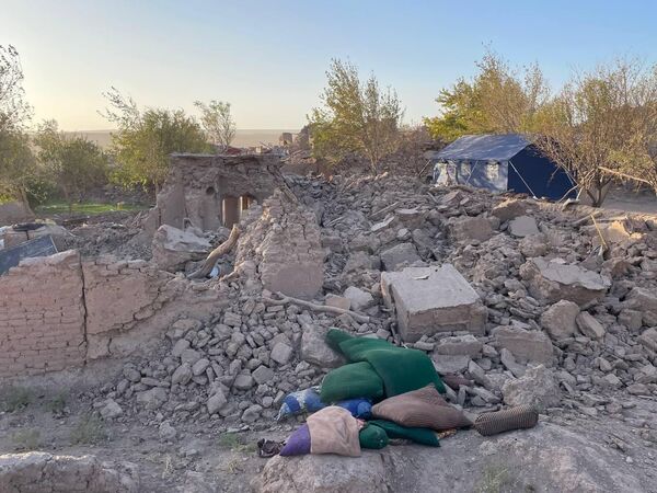 Сильнейшие подземные толчки повлекли значительные человеческие жертвы и разрушения. - Sputnik Таджикистан