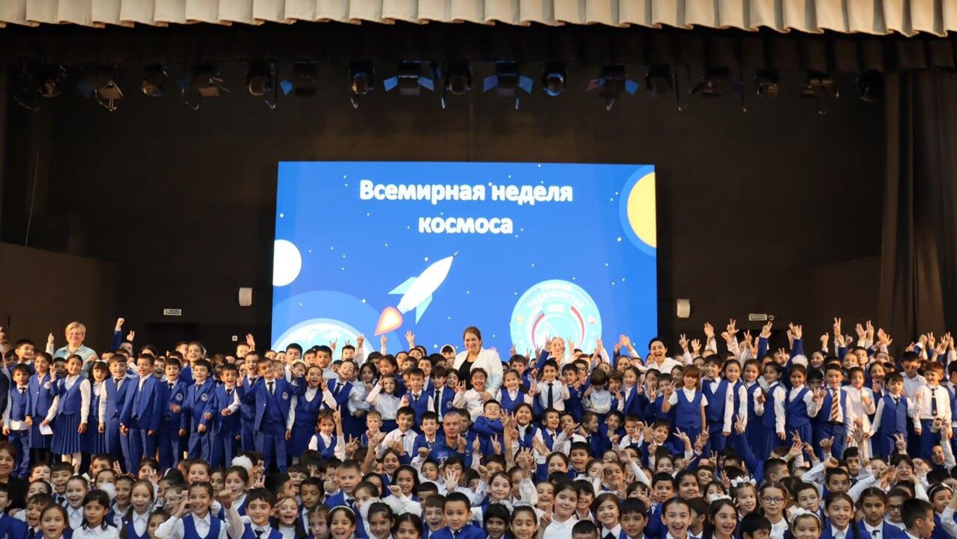 Денис Матвеев посетил российско-таджикистанскую школу им. Гагарина - Sputnik Таджикистан, 1920, 10.10.2023