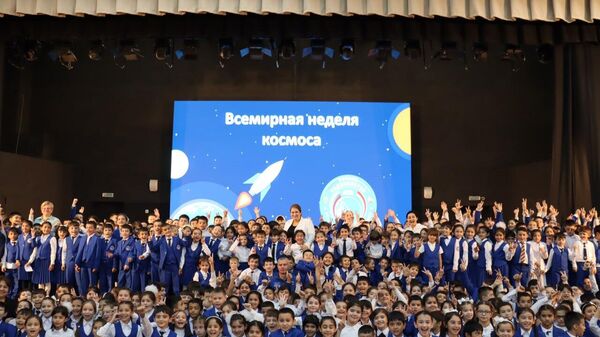Денис Матвеев посетил российско-таджикистанскую школу им. Гагарина - Sputnik Таджикистан