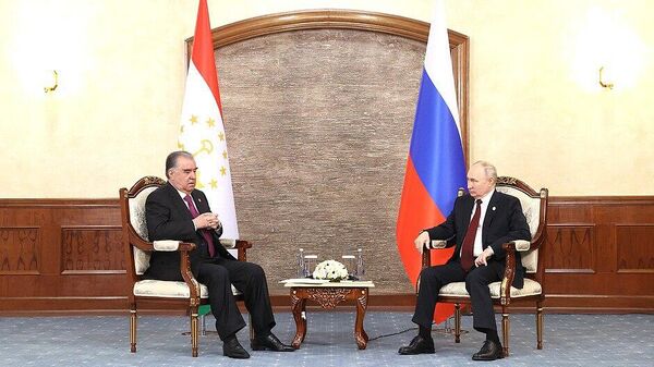 В такой дружественной атмосфере проходит встреча Путина и Рахмона в Бишкеке. - Sputnik Таджикистан