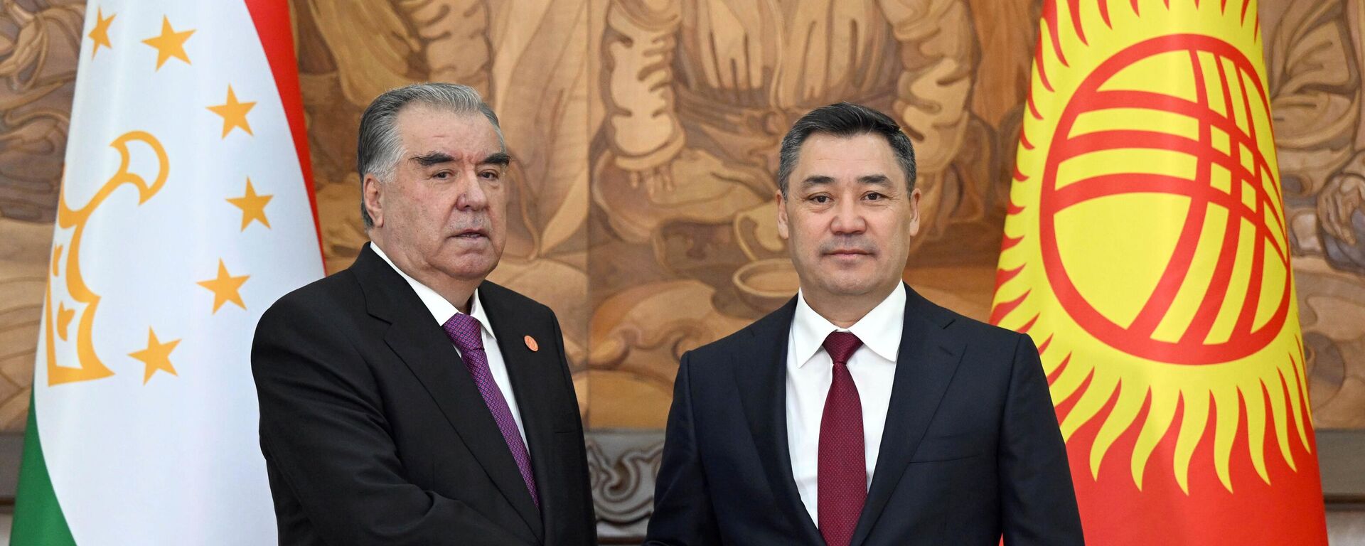 Президент Таджикистана Эмомали Рахмон (слева) и Президент Киргизии 	Садыр Жапаров - Sputnik Тоҷикистон, 1920, 13.10.2023