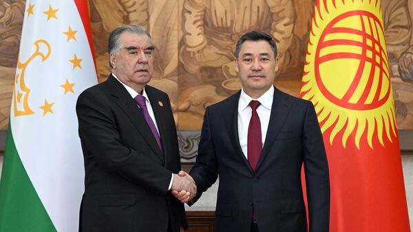 Президент Таджикистана Эмомали Рахмон (слева) и Президент Киргизии 	Садыр Жапаров - Sputnik Тоҷикистон