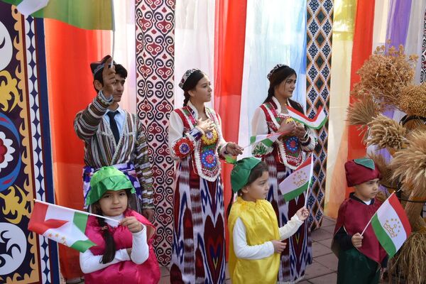 На празднике собрались от мала ... - Sputnik Таджикистан