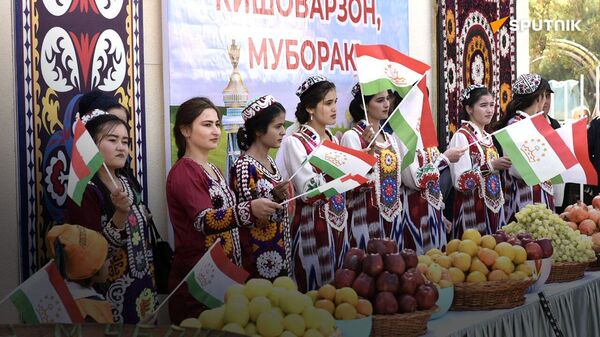 Песнями, танцами и традиционными блюдами: как встретили славный праздник Мехргон - Sputnik Таджикистан