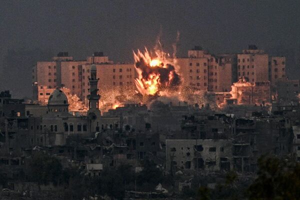 Взрыв во время израильской бомбардировки. - Sputnik Таджикистан
