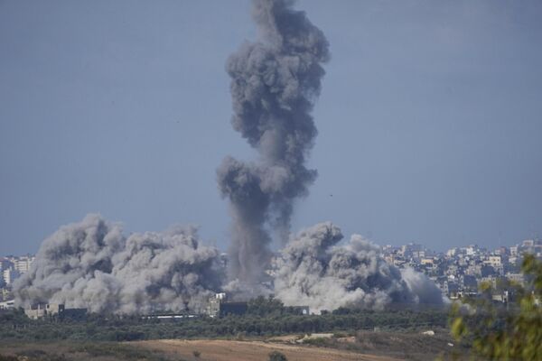 После атаки израильской авиации в секторе Газа поднялся дым. - Sputnik Таджикистан