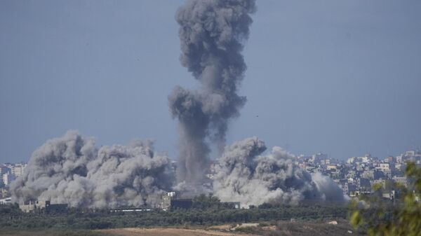 Поднимающийся дым после израильского авиаудара по сектору Газа, наблюдаемый с юга Израиля - Sputnik Тоҷикистон