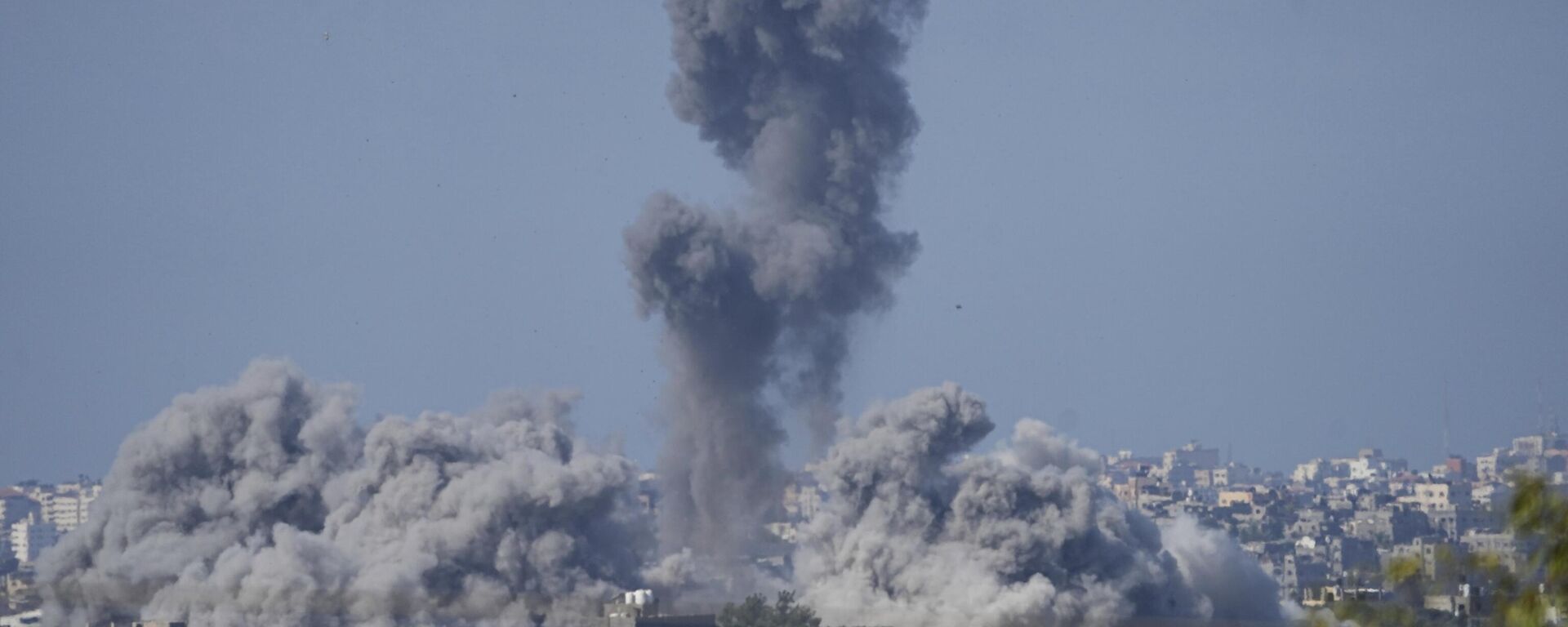 Поднимающийся дым после израильского авиаудара по сектору Газа, наблюдаемый с юга Израиля - Sputnik Тоҷикистон, 1920, 20.10.2023