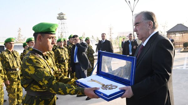 Президент Таджикистана Эмомали Рахмон на встрече с пограничниками - Sputnik Таджикистан