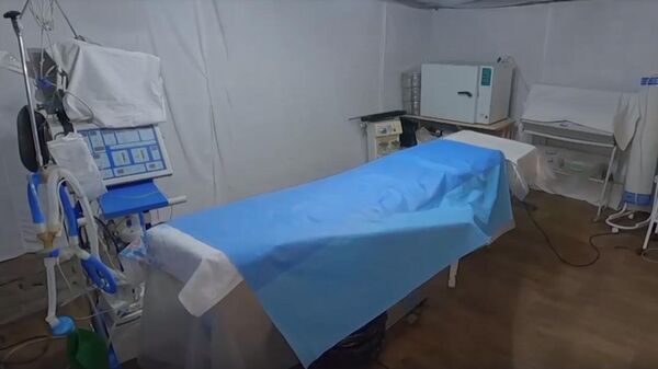 Военный хирург показал операционный блок полевого госпиталя в зоне СВО - Sputnik Таджикистан