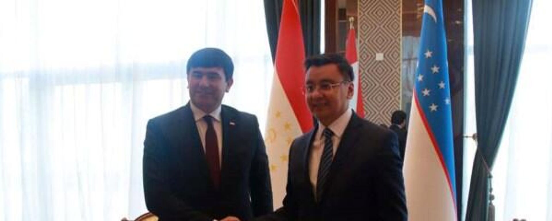 Раиси Кумитаи рушди сайëҳии Тоҷикистон Камолиддин Муминзод ва Раиси Кумитаи сайёҳии Ӯзбекистон Умид Шодиев  - Sputnik Тоҷикистон, 1920, 21.10.2023