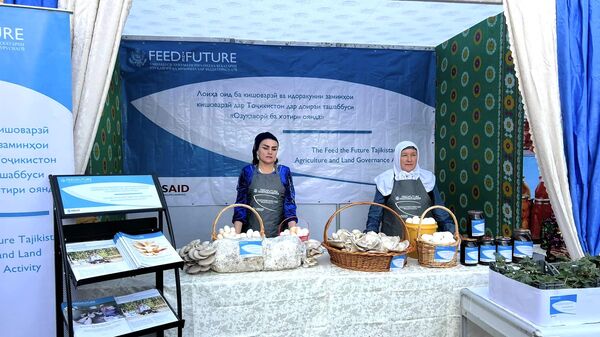 Женщины за прилавками с продуктами - Sputnik Таджикистан