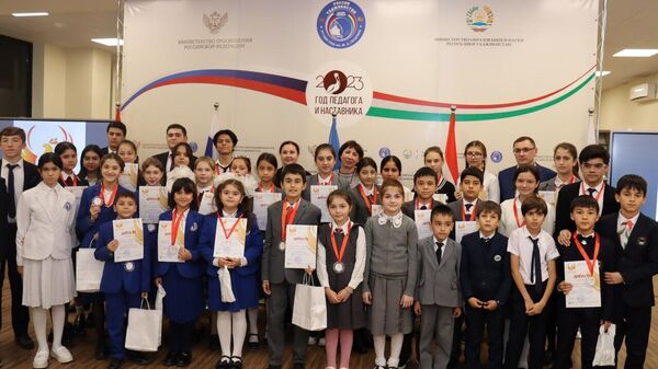 На базе российско-таджикской школы имени Юрия Гагарина в Душанбе прошел республиканский тур олимпиады Жар-птица - Sputnik Таджикистан