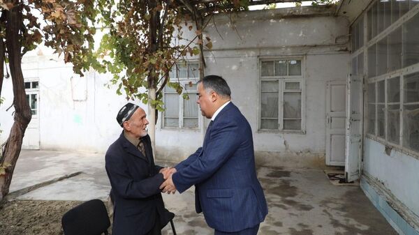 Председатель Согдийской области Раджаббой Ахмадзода (справа)  - Sputnik Таджикистан
