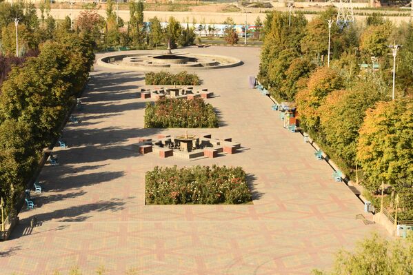 Парк рядом с архитектурным комплексом &quot;Истиклол&quot;. - Sputnik Таджикистан