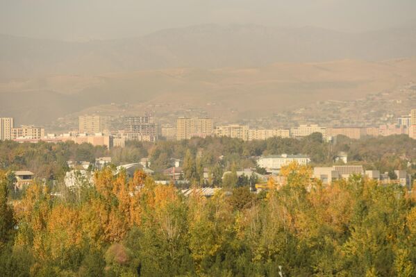 Осенний городской пейзаж. - Sputnik Таджикистан