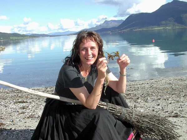 Эли Карин Педерсен, ведьма по профессии, возле своего дома на крошечном острове Диройсхамн на северо-востоке Норвегии. - Sputnik Таджикистан