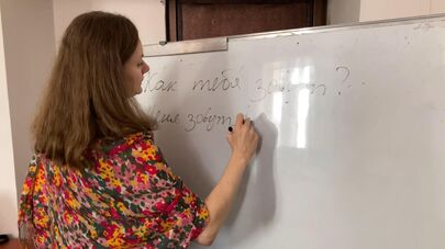 Учительница русского языка на уроке