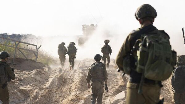 Израильские военные во время наземной операции в секторе Газа - Sputnik Таджикистан