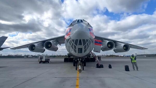 Самолет МЧС России  с гуманитарной помощью - Sputnik Таджикистан