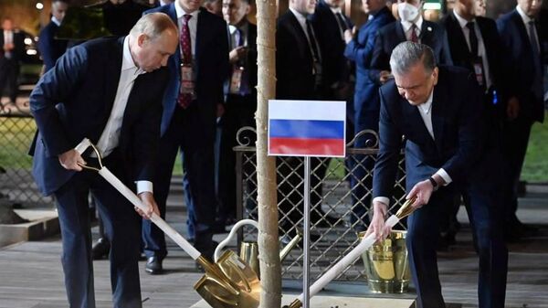 Президент России Владимир Путин и президент Узбекистана Шавкат Мирзиёев  - Sputnik Тоҷикистон
