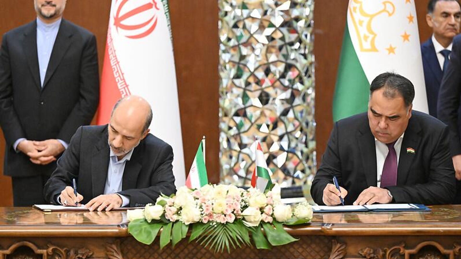 Худжанд и иранский Йезд стали городами-побратимами