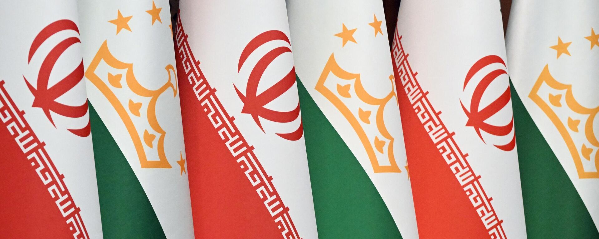 Флаги Ирана и Таджикистана - Sputnik Тоҷикистон, 1920, 11.11.2023