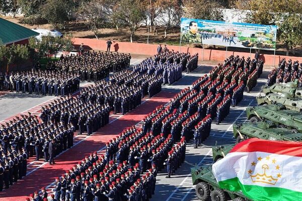 В Таджикистане прошел военный парад подразделений МВД по случаю Дня милиции. - Sputnik Таджикистан