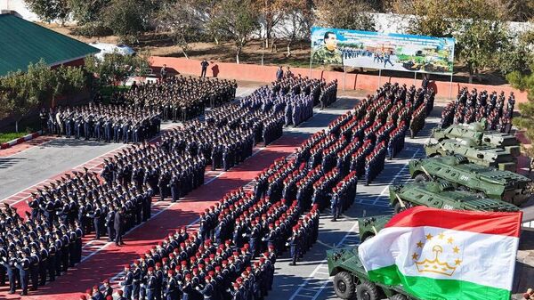 В Таджикистане прошел военный парад подразделений МВД по случаю Дня милиции - Sputnik Таджикистан