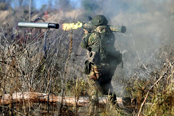 Солдат ВС РФ стреляет из реактивного пехотного огнемета РПО-А &quot;Шмель&quot; в ходе военной подготовки. - Sputnik Таджикистан