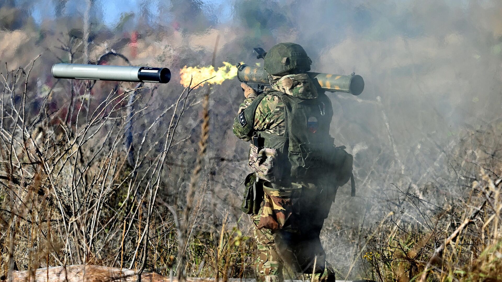 Военнослужащий ВС РФ стреляет из реактивного пехотного огнемета РПО-А Шмель во время прохождения боевой подготовки на одном из полигонов в зоне специальной военной операции - Sputnik Тоҷикистон, 1920, 14.11.2023