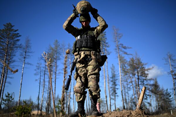 Военнослужащий ВС РФ во время прохождения боевой подготовки на одном из полигонов в зоне специальной военной операции - Sputnik Таджикистан
