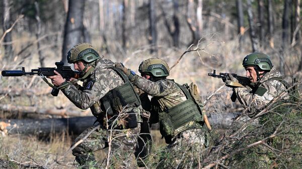 Военнослужащие ВС РФ во время прохождения боевой подготовки на одном из полигонов в зоне специальной военной операции - Sputnik Таджикистан