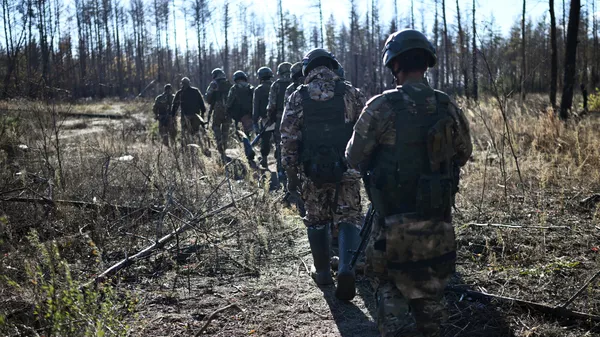 Военнослужащие ВС РФ во время прохождения боевой подготовки на одном из полигонов в зоне специальной военной операции - Sputnik Тоҷикистон