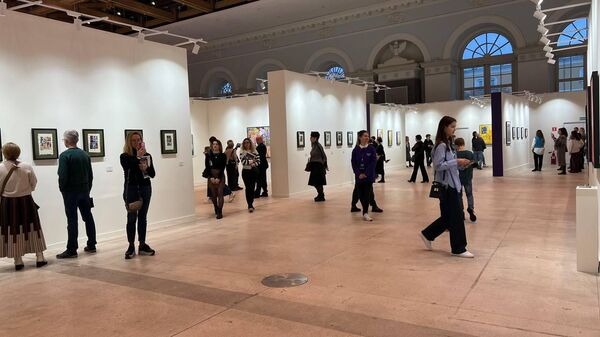 Выставка картин таджикского художника Азама Атаханова в Москве - Sputnik Таджикистан
