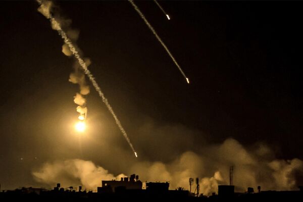 Снаряды приземляются, когда ракета, выпущенная израильскими силами, падает на позицию недалеко от южной границы Израиля в северной части сектора Газа. - Sputnik Таджикистан