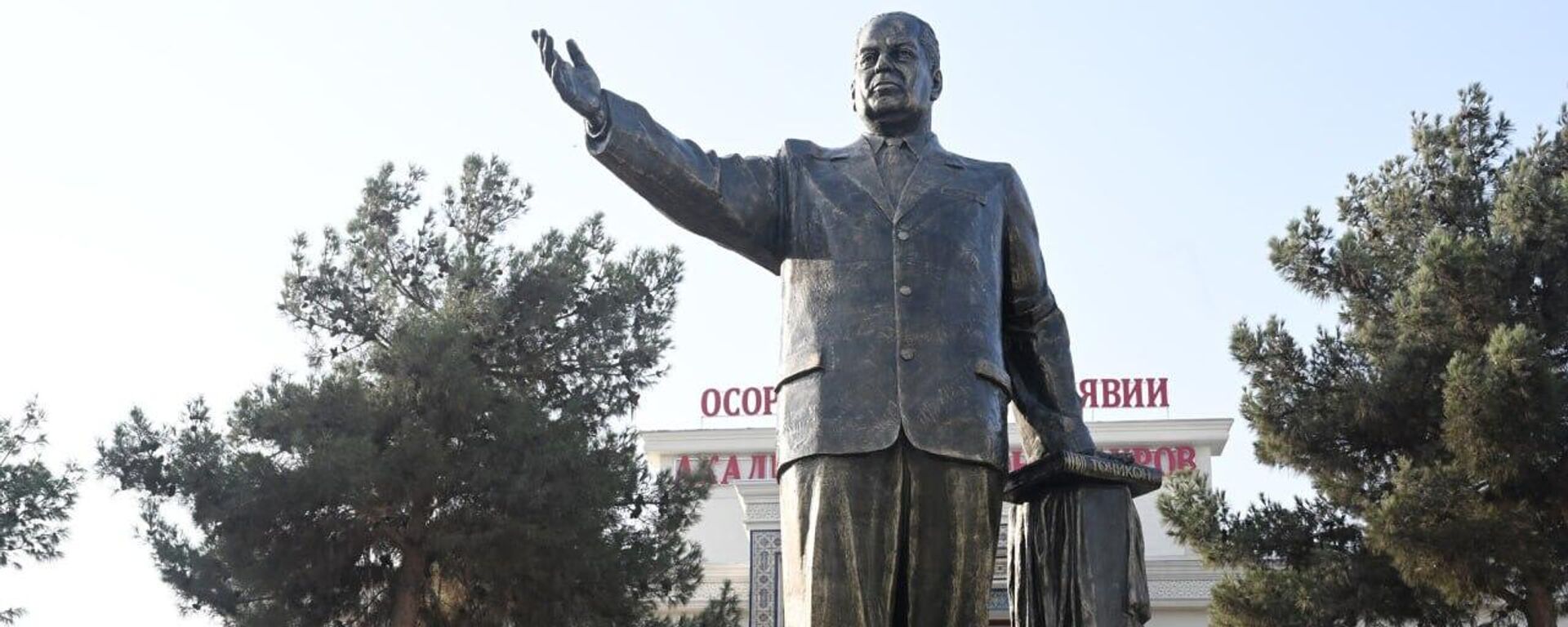 Памятник академику Бободжону Гафурову - Sputnik Таджикистан, 1920, 05.12.2023