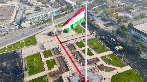 Площадь Государственного флага и Государственного герба в Гафуровском районе Таджикистана - Sputnik Таджикистан