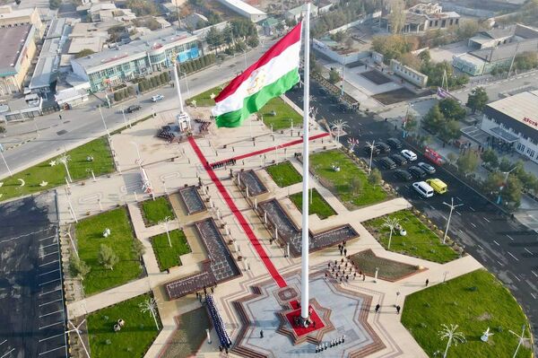 Площадь государственного флага и государственного герба в Гафуровском районе Таджикистана. - Sputnik Таджикистан