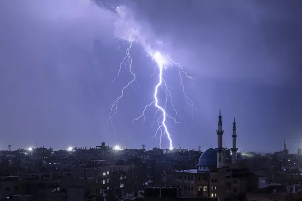 Молния освещает небо во время шторма над Рафахом на юге сектора Газа. - Sputnik Таджикистан